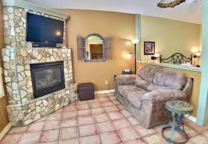 Χώρος καθιστικού στο Chateau Treehouse #11 @ Oak Crest Cottages and Treehouses