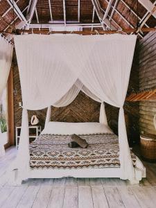 Ce lit se trouve dans un dortoir doté d'une moustiquaire. dans l'établissement Tropical Jungle Villa 5 min walk to Cloud 9, à General Luna 34 autres photos