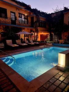 聖米格爾－德阿連德的住宿－哈森達代拉斯弗洛雷斯酒店，大楼前的大型游泳池