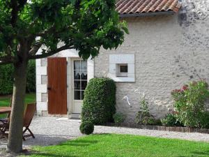 Gallery image of Pigeonnier XVIIIe siècle, charme et tranquillité avec grand jardin privé - FR-1-653-42 in Saint-Romain