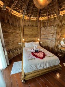 una camera da letto con letto in una camera in legno di Jantara Resort and Restaurant a Ban Bang O