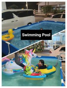 Homestay 4BR with Outdoor Pool في باسير غونداغ: رجل في مسبح في