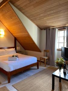 um quarto com uma cama e um tecto em madeira em Sienna Lodge em Yallingup