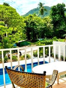 Výhled na bazén z ubytování Chaloklam Gardens Phangan 2 Bedroom Private Pool, Walk to Town, Private Decks nebo okolí