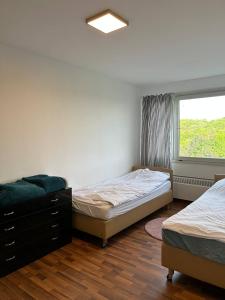 2 camas individuales en una habitación con ventana en Möblierte Apartment im Herkules Köln Neuehrenfeld, en Colonia