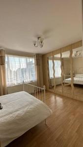 sypialnia z łóżkiem i dużym oknem w obiekcie Palaz 7 - 5 bedroom house w mieście Edmonton