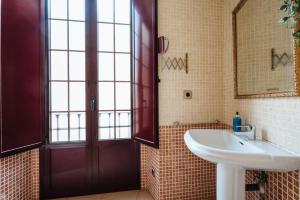 een badkamer met een wastafel en een spiegel bij Amazing Penthouse Giralda Views 8 pax, Parking Optional in Sevilla