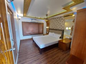Royal Houseboats客房内的一张或多张床位