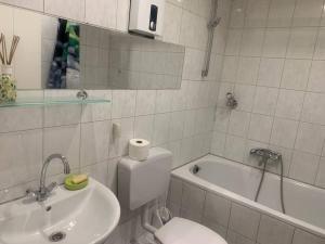 ein Badezimmer mit einem Waschbecken, einem WC und einer Badewanne in der Unterkunft 3 Zimmer Mietwohnung nähe HBF in Essen