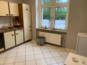 Kuchyň nebo kuchyňský kout v ubytování 3 Zimmer Mietwohnung nähe HBF
