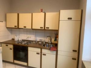 eine Küche mit einer Spüle und einem Kühlschrank in der Unterkunft 3 Zimmer Mietwohnung nähe HBF in Essen