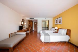 Postel nebo postele na pokoji v ubytování Naithonburi Beach Resort - SHA Extra Plus