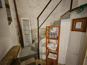 ein Dachzimmer mit einer Treppe und einem Regal mit Handtüchern in der Unterkunft Mamma mia house by the sea in Bakar + 54 Fotos
