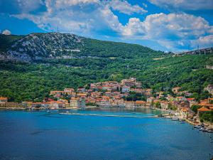 eine Stadt am Ufer eines großen Gewässers in der Unterkunft Mamma mia house by the sea in Bakar