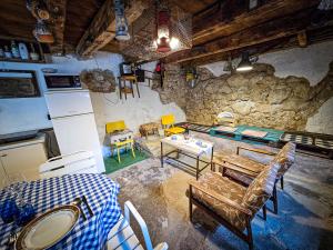 ein Raum mit einem Tisch und Stühlen und einer Steinmauer in der Unterkunft Mamma mia house by the sea in Bakar