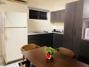 cocina con mesa de madera y nevera blanca en 2BD 2BTH Condo in San Juan Unit 1, en San Juan