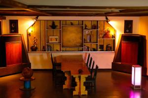 HA-MON Slope Side Hotel and Private Chalet的休息区