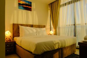 Postel nebo postele na pokoji v ubytování Home2 Dubai- Apartments & Holiday Homes