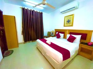 Ένα ή περισσότερα κρεβάτια σε δωμάτιο στο Savoy Inn Hotel Apartments