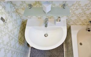bagno con lavandino bianco e vasca di Wohnung für 1 bis 3 Personen a Solingen