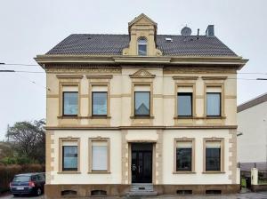 un antiguo edificio con una torre encima en Wohnung für 1 bis 3 Personen, en Solingen