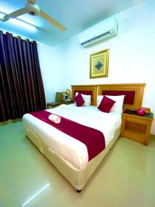 Ένα ή περισσότερα κρεβάτια σε δωμάτιο στο Savoy Inn Hotel Apartments