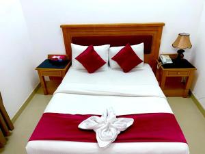 Ένα ή περισσότερα κρεβάτια σε δωμάτιο στο Savoy Inn Hotel Apartments