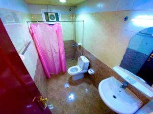 Ένα μπάνιο στο Savoy Inn Hotel Apartments