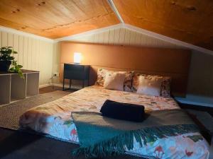 a bedroom with a large bed in a room at Austinville Hinterland Chalet in Neranwood