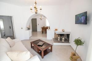 MélanesにあるIzabella's House Naxosのリビングルーム(白いソファ、テーブル付)