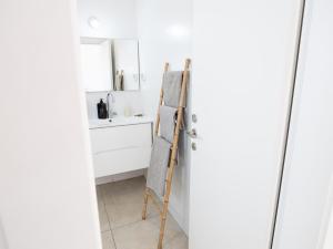 a ladder in a kitchen next to a sink at אירוח ליד אילת compliment near Eilat in Beʼer Ora