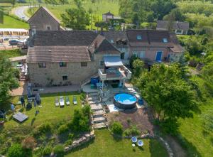 an aerial view of a house with a swimming pool at La Maison de la Colline in Vers