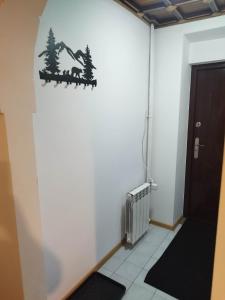 Una stanza con un muro con un adesivo di Natale. di Mieszkanko u Tosi INPIW04 a Piwniczna