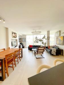 sala de estar con sofá y mesa en Spacious cosy & renovated flat in central Tel Aviv, en Tel Aviv