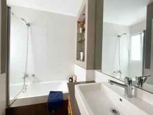ein Badezimmer mit einer weißen Badewanne und einem Waschbecken in der Unterkunft Spacious cosy & renovated flat in central Tel Aviv in Tel Aviv