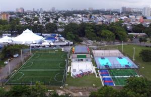 eine Luftansicht eines Tennisplatzes in einer Stadt in der Unterkunft 2BD 2BTH Condo in San Juan Unit 1 in San Juan