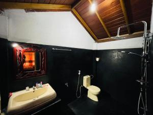Kamar mandi di Diyaluma View Cotage