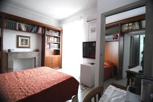 a bedroom with a bed and a fireplace and a mirror at Domo Peonia Bianca in Nuoro