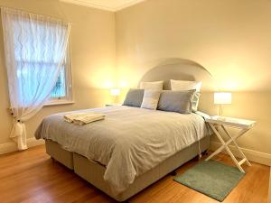 Un dormitorio con una cama grande y una ventana en Jack's House B&B Clare, en Clare