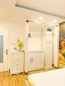 um quarto com uma cómoda e um armário em Alley Stay 39 em Ho Chi Minh
