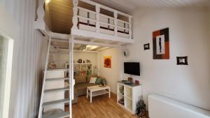 バート・ノイェンアール・アールヴァイラーにあるFerienwohnung Ideenreichの二段ベッド2台とソファが備わる客室です。