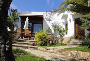 Casa con patio, mesa y sillas en Villa besides the sea - 3 bedrooms, en Tarragona