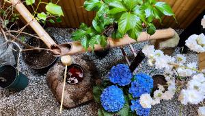 東雲夏~距京都站900米步行12分、近鄰東寺站150米步行2分，三室一廳兩衛浴二層獨棟~最多可住9人外面的花园