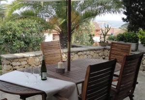 una mesa con 2 sillas y una botella de vino en Villa besides the sea - 3 bedrooms, en Tarragona