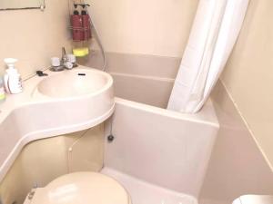 ein kleines Bad mit WC und Waschbecken in der Unterkunft GRHOUSE -Self Check in- Will send room number and password in Tokio