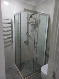 Bathroom sa PORT BAKU APARTMENT House Nearby 1 bedroom