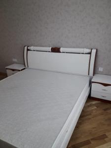 巴庫的住宿－PORT BAKU APARTMENT House Nearby 1 bedroom，一张位于带白色床垫的房间内的床铺