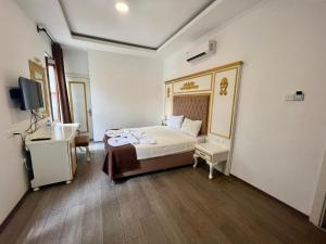 um quarto de hotel com uma cama e um lavatório em NAGAS Hotel & Restaurant at Historical Part of Nicosia em Nicósia