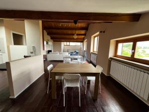 een keuken en eetkamer met een tafel en stoelen bij trilocale notte nel loft di Lori 3 camere 1 bagno in Gubbio
