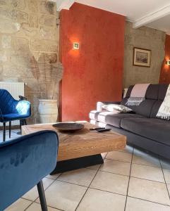 uma sala de estar com um sofá e uma mesa de centro em Le Cherche Midi - Appartement centre historique d'Uzès em Uzès